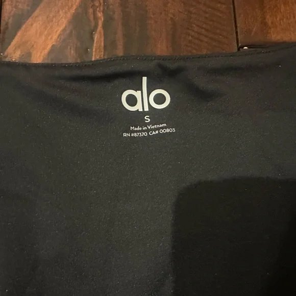 ALO Yoga Black Crop Top with padded size s - Picture 3 of 3
